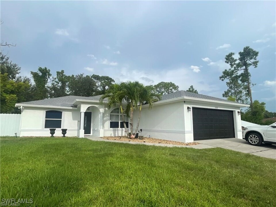 200 Homer Ave N in Lehigh Acres, FL - Building Photo