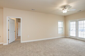 The Cliffs at Waterford in Spring Lake, NC - Foto de edificio - Interior Photo