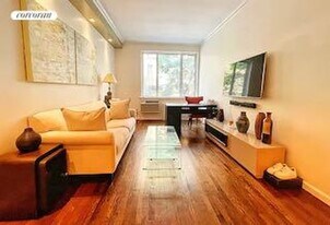 244 E 60th St in New York, NY - Building Photo
