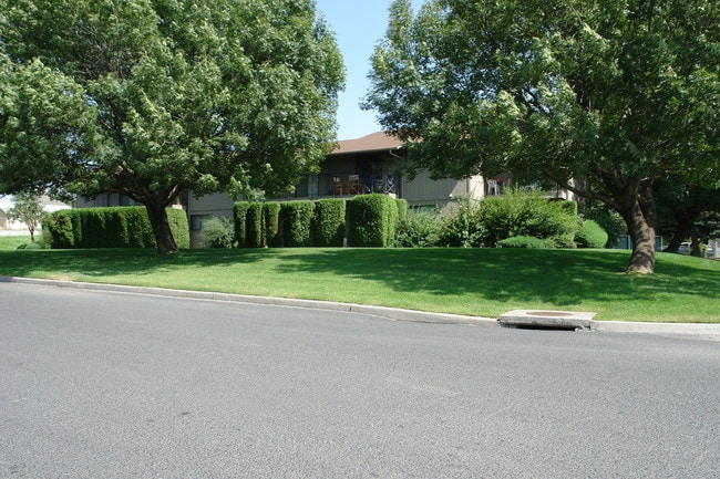 University Area Housing - Napa Apartments in Spokane, WA - Foto de edificio - Building Photo