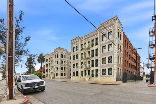 2121 James M Wood Blvd in Los Angeles, CA - Building Photo - Building Photo