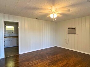 615 S Clay St in Henrietta, TX - Building Photo - Building Photo