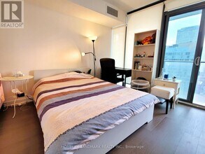 11 Wellesley St W in Toronto, ON - Building Photo - Building Photo