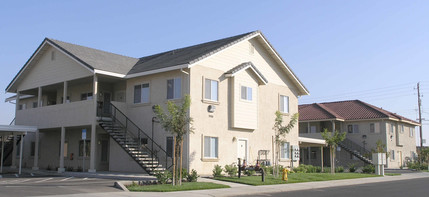 Paramount Apartments in Modesto, CA - Foto de edificio - Building Photo