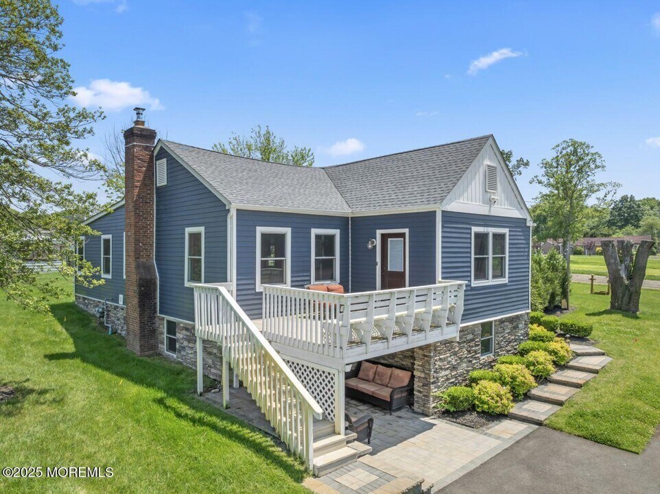 553 Colts Neck Rd in Farmingdale, NJ - Building Photo