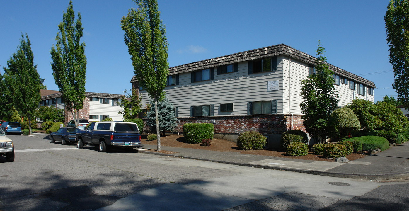 8023-8069 NE Flanders St in Portland, OR - Building Photo