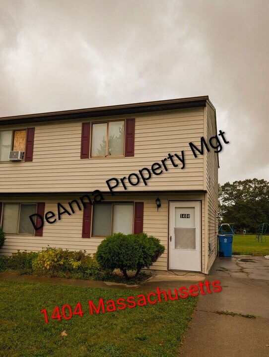 1406-1406 Massachusetts Ave in Lorain, OH - Foto de edificio