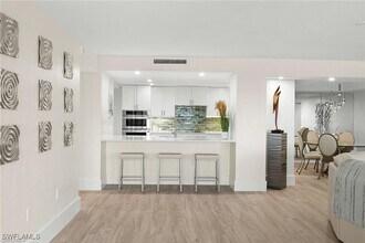 5601 Turtle Bay Dr in Naples, FL - Foto de edificio - Building Photo