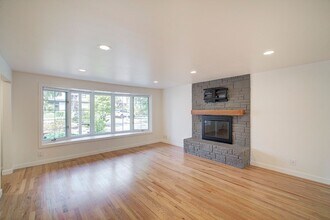 12327 SE 23rd St in Bellevue, WA - Building Photo - Building Photo