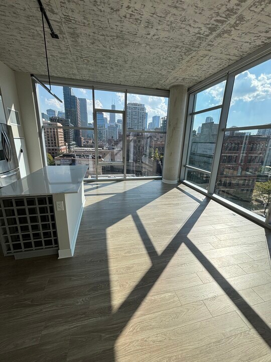 744 N Wells St, Unit 823 in Chicago, IL - Foto de edificio