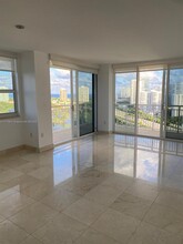 19501 W Country Club Dr, Unit 2203 in Aventura, FL - Building Photo - Building Photo