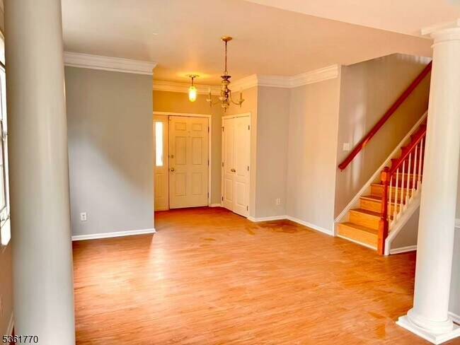 1403 Wayne Cir in Greenwich Township, NJ - Foto de edificio - Building Photo