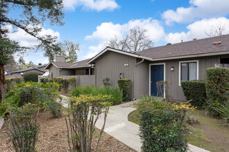 Dry Creek Meadows Apartments in Clovis, CA - Foto de edificio - Building Photo