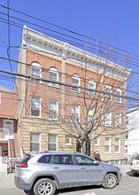 22-14-22-16 120th St in College Point, NY - Foto de edificio - Building Photo