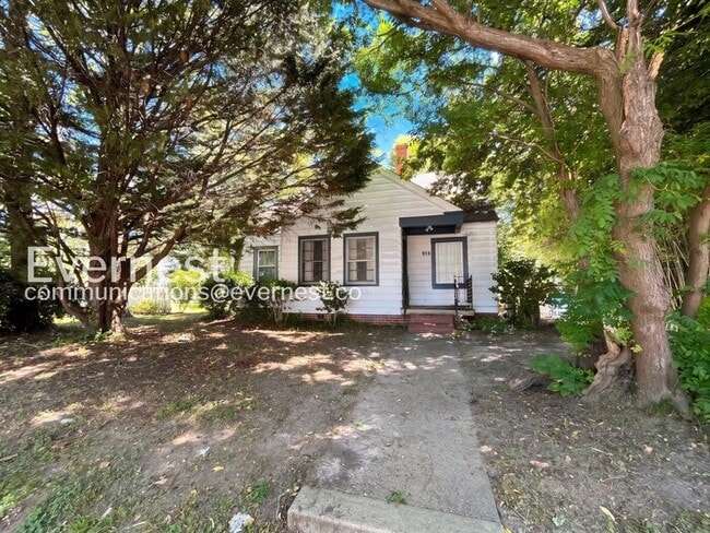 property at 305 N Boundary St