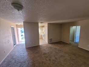 4064 Suburban Ln in North Port, FL - Building Photo - Building Photo