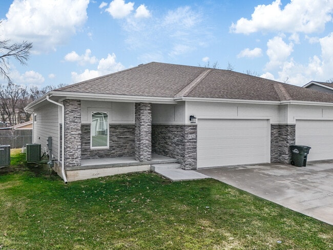 4423 Lower Beaver Rd in Des Moines, IA - Building Photo - Building Photo