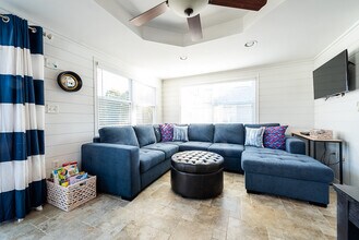 36 Center Beach Ave in Old Lyme, CT - Building Photo - Building Photo