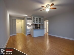 429 W Wellington Ave, Unit 12D in Chicago, IL - Building Photo - Building Photo