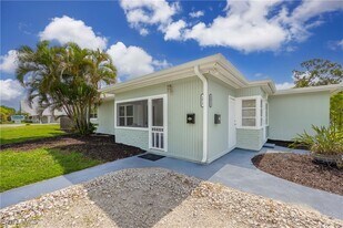 1011 10th Ave N in Naples, FL - Building Photo
