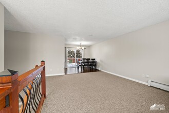 2913 Sunflower St, Unit A in Anchorage, AK - Foto de edificio - Building Photo