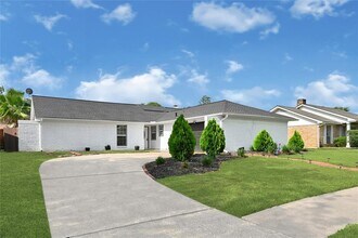 15611 Rolling Timbers Dr in Houston, TX - Building Photo - Building Photo