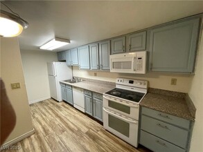 5207 Indian River Dr in Las Vegas, NV - Building Photo - Building Photo