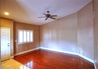 401 Pine Haven St in Las Vegas, NV - Foto de edificio - Building Photo