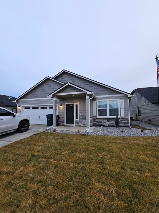 4002 N Lynn St in Post Falls, ID - Building Photo