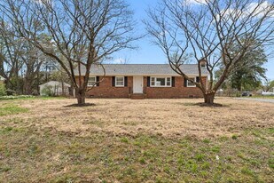 7211 Mayetta Dr in Mechanicsville, VA - Building Photo
