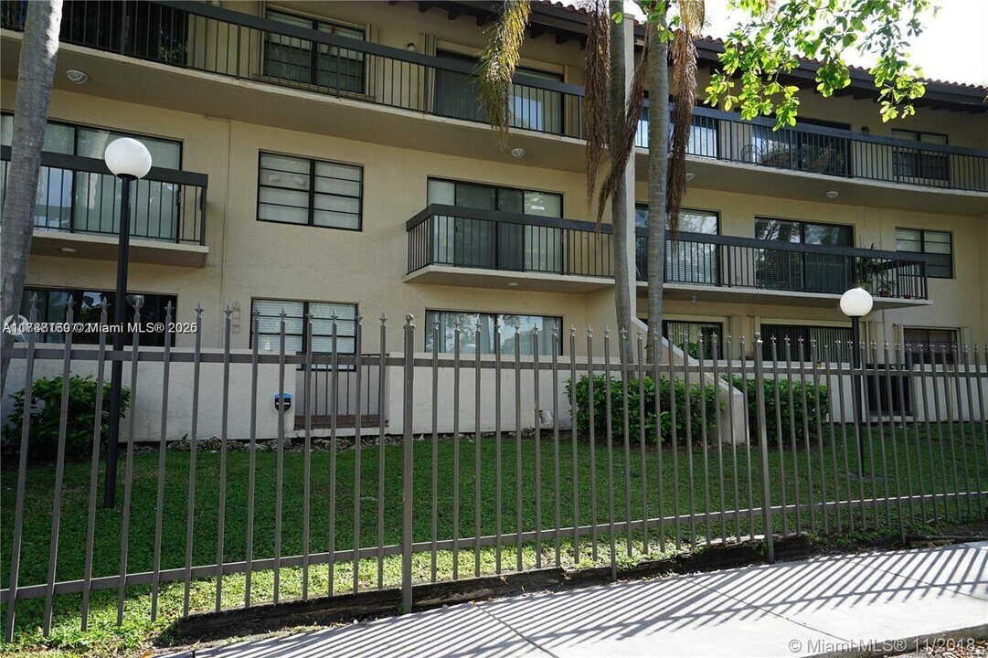 5201 Orduna Dr in Coral Gables, FL - Building Photo