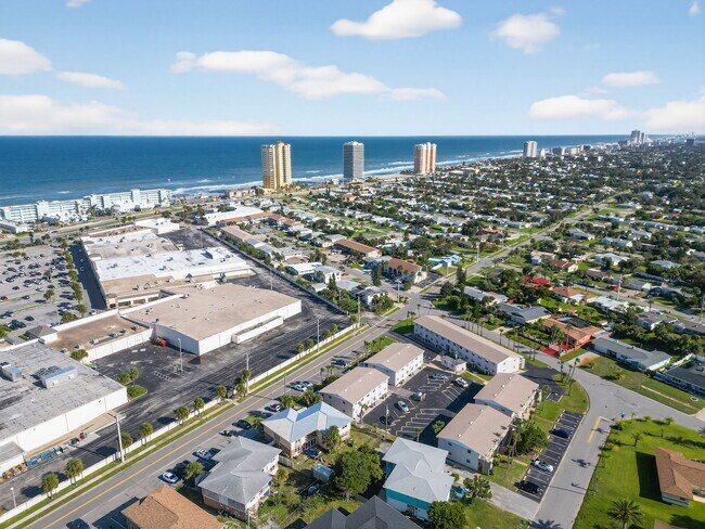 2417 N Oleander Ave in Daytona Beach, FL - Building Photo - Building Photo