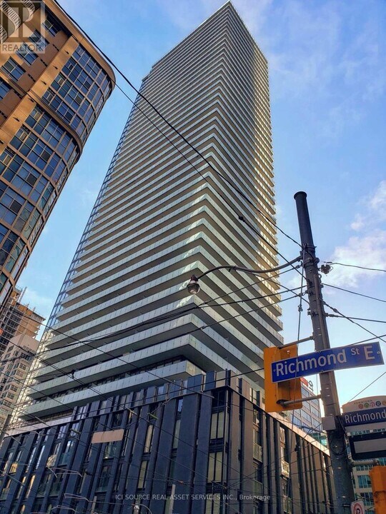 25 Richmond St E in Toronto, ON - Building Photo