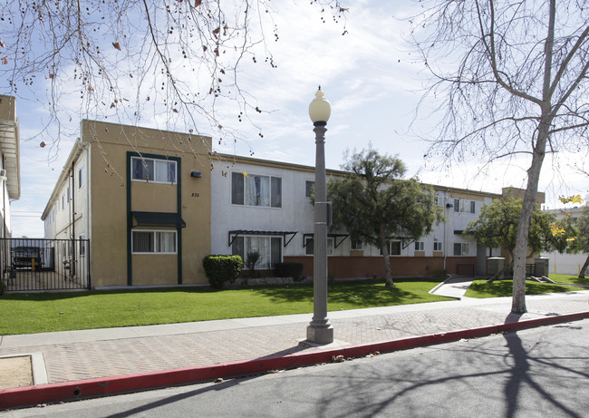 Wakeham - Grant Apartments in Santa Ana, CA - Foto de edificio - Building Photo