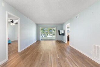 124 Lake Constance Dr in West Palm Beach, FL - Building Photo - Building Photo