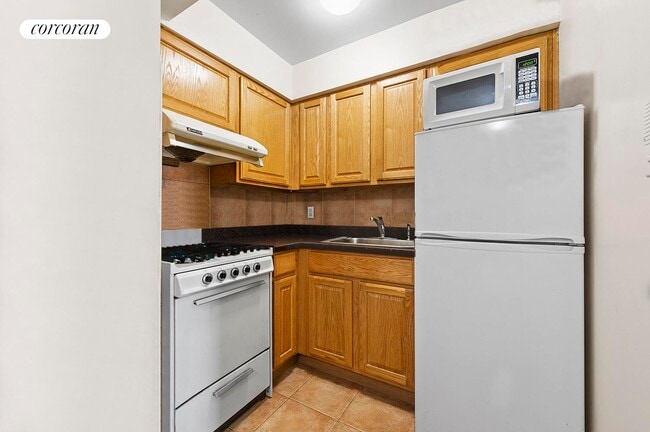 12-30-30 31st Dr in Queens, NY - Building Photo - Building Photo