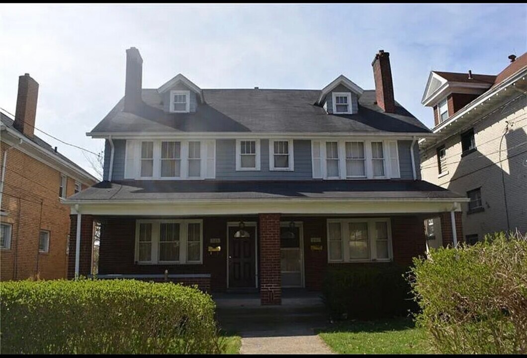 967 Davis Ave in Pittsburgh, PA - Building Photo