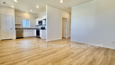 5304 E Norma Ave in Post Falls, ID - Foto de edificio - Building Photo