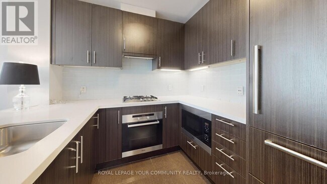 39 Queens Quay E in Toronto, ON - Building Photo - Building Photo