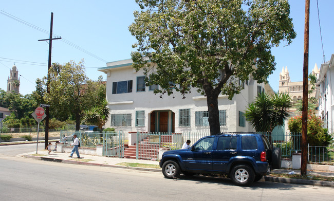 2885 Francis Ave in Los Angeles, CA - Building Photo - Building Photo