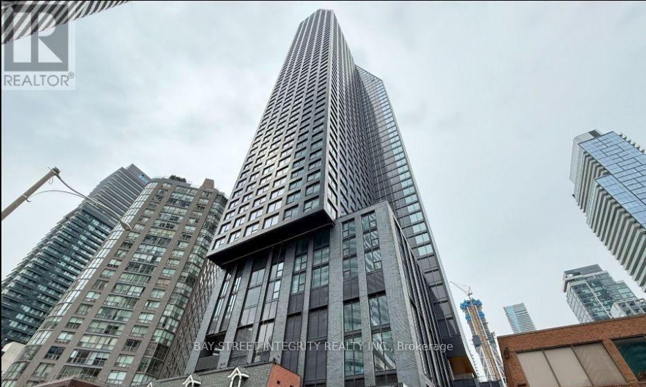 8-5118 Wellesley St W in Toronto, ON - Building Photo