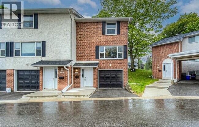 425 Keats Way in Waterloo, ON - Building Photo - Building Photo