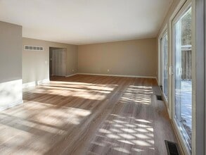 225 SW Meadows, Unit 225 in Teaticket, MA - Building Photo - Building Photo