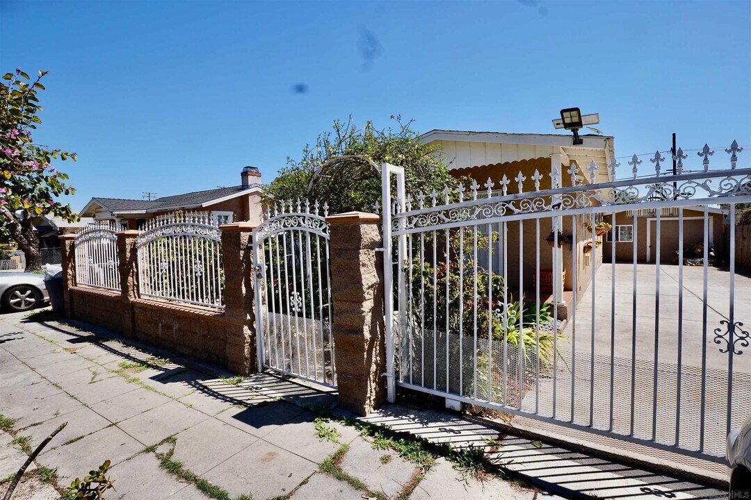 4129 45th St in San Diego, CA - Foto de edificio