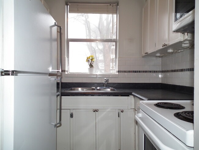 1219 Harwood St in Vancouver, BC - Building Photo - Building Photo