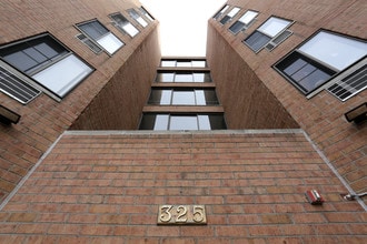Castle Towers in Bensenville, IL - Foto de edificio - Building Photo