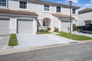 136 SW 169th Ave in Pembroke Pines, FL - Building Photo
