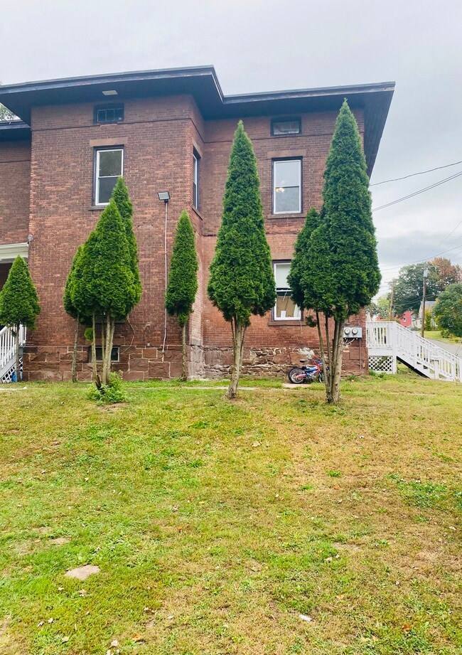 7 Maple St, Unit 2ND FLOOR in Middletown, CT - Building Photo - Building Photo