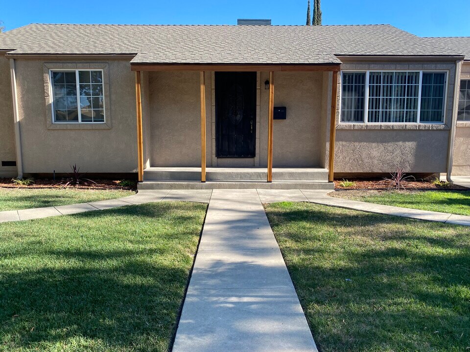 1412 W Roseburg Ave, Unit B in Modesto, CA - Building Photo
