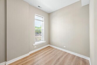 1756 W School St in Chicago, IL - Building Photo - Building Photo